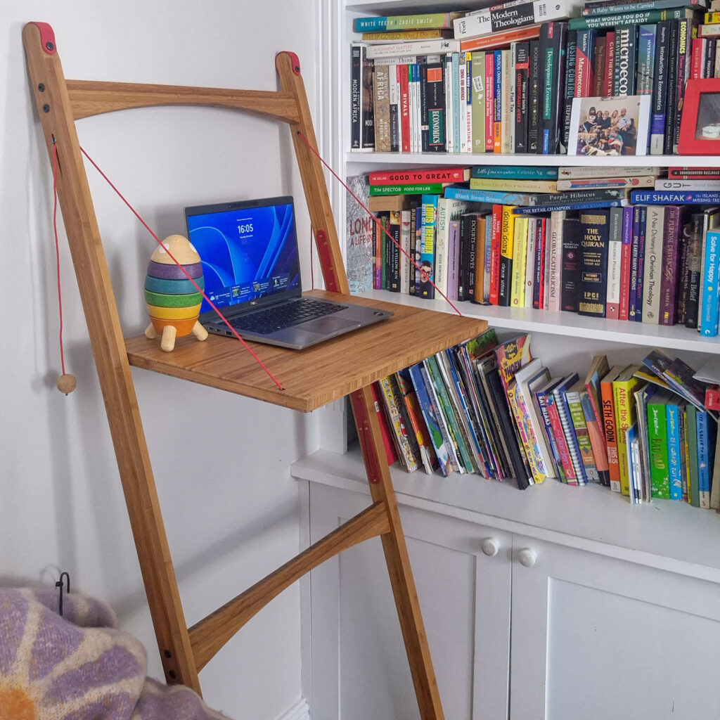 This gorgeous set up from @wearmybaby shows how Leandesk can create the perfect workspace in the smallest space. 