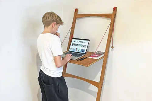 Leandesk in calm minimal teen bedroom