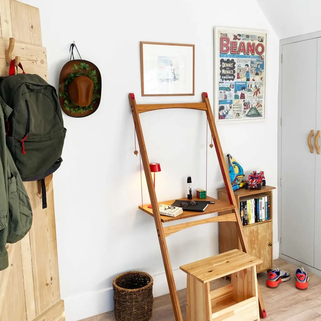 Leandesk desk for teenage bedrooms