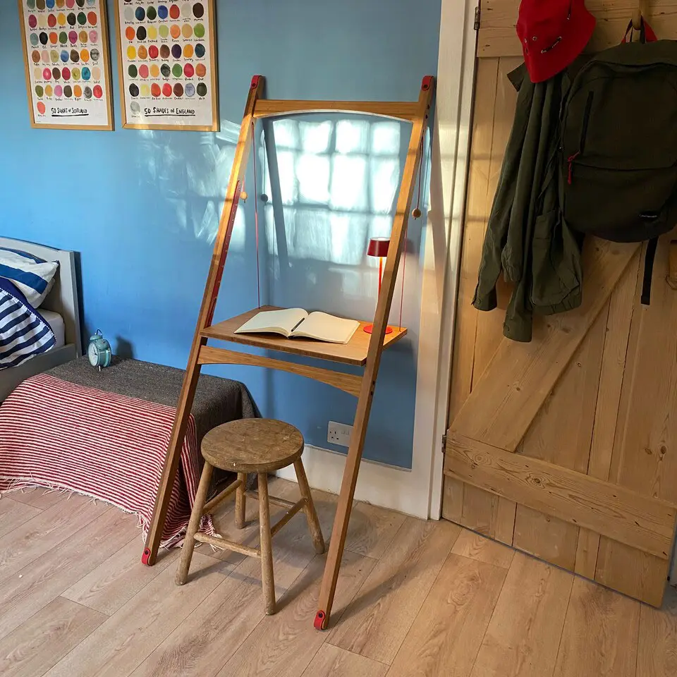Folding desk for teenage bedroom